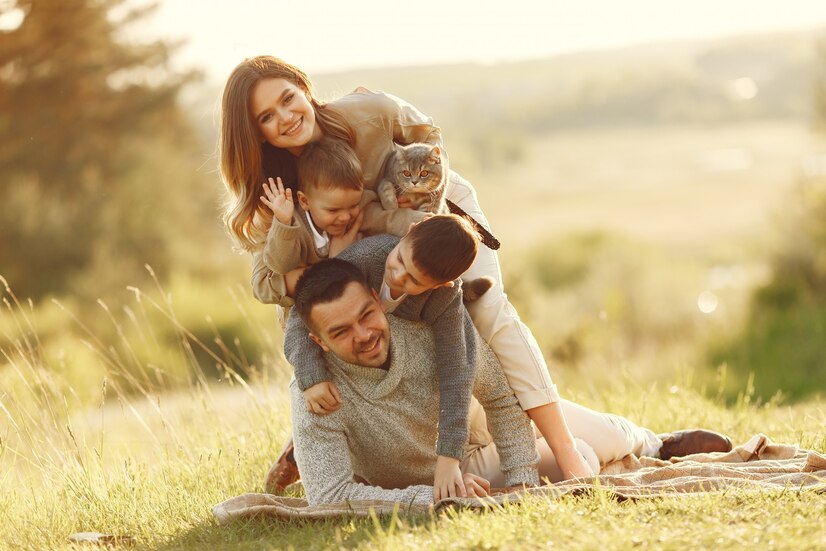 linda-familia-jugando-campo-verano_1157-36900