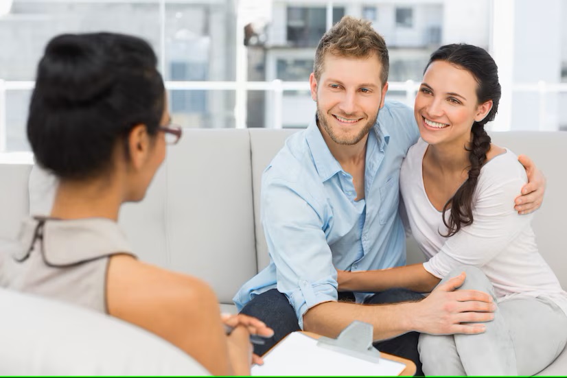 sonriente-pareja-reconciliacion-sesion-terapia_13339-269246